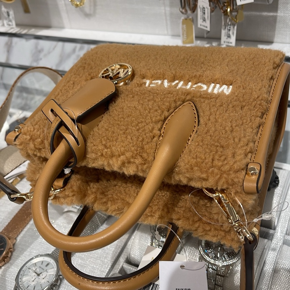 Michael Kors Mirella Extra-Small Sherpa XS SHOPPER XBODY
SHEARLING Crossbody - Picture 9 of 16